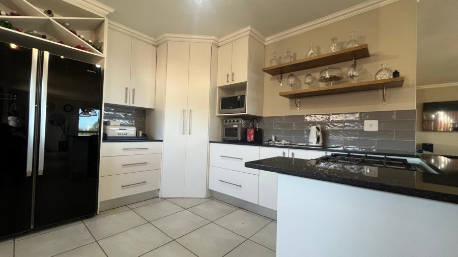 5 Bedroom Property for Sale in Wavecrest Eastern Cape